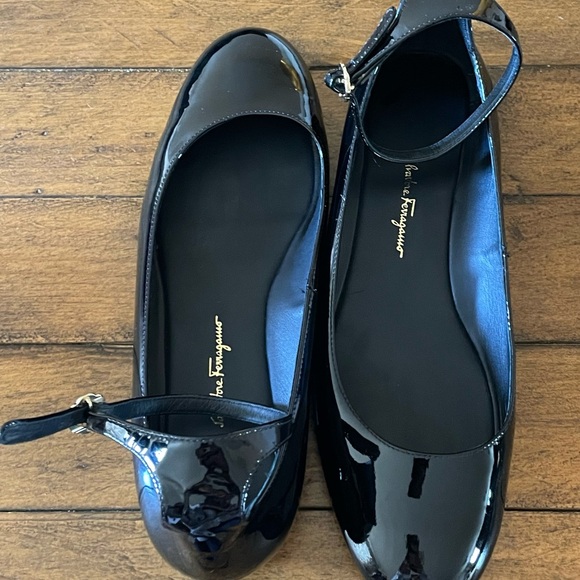 Salvatore Ferragamo black patent leather ballet flats. Size 7 - Picture 1 of 13
